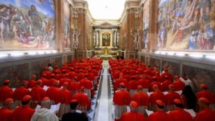 Das vorerst letzte Bild der 133 Kardinäle, bevor die Tore verschlossen wurden. Gesucht wird ein Papst mit höchster menschlicher und kirchlicher Verantwortung. (Bild: AFP/HANDOUT)