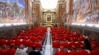 Das vorerst letzte Bild der 133 Kardinäle, bevor die Tore verschlossen wurden. Gesucht wird ein Papst mit höchster menschlicher und kirchlicher Verantwortung. (Bild: AFP/HANDOUT)