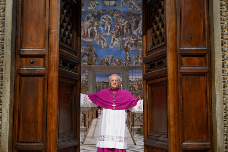 „Extra omnes!“, hieß es am Mittwoch. „Alle raus!“ (Bis auf die Kardinäle.) (Bild: EPA/VATICAN MEDIA HANDOUT) „Extra omnes!“, hieß es am Mittwoch. „Alle raus!“ (Bis auf die Kardinäle.) (Bild: EPA/VATICAN MEDIA HANDOUT)