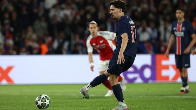 Vitinha trat zum Elfmeter an – und vergab kläglich! (Bild: AFP/APA/FRANCK FIFE)