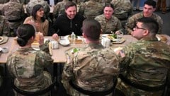 US-Vizepräsident J.D. Vance und seine Ehefrau Usha während ihres Besuchs beim US-Kontingent auf Grönland im März 2025 (Bild: AFP/JIM WATSON)