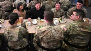 US-Vizepräsident J.D. Vance und seine Ehefrau Usha während ihres Besuchs beim US-Kontingent auf Grönland im März 2025 (Bild: AFP/JIM WATSON)