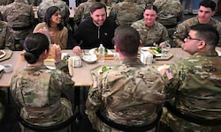 Die US-Regierung (im Bild Vizepräsident JD Vance bei einem Besuch der US-Militärbasis) will die ...