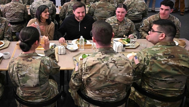 US-Vizepräsident J.D. Vance und seine Ehefrau Usha während ihres Besuchs beim US-Kontingent auf Grönland im März 2025 (Bild: AFP/JIM WATSON)
