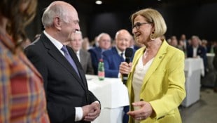 Johanna Mikl-Leitner mit Vorgänger Erwin Pröll bei der Präsentation der neuen „ÖVP-Missionen“. Ebenfalls dabei: Bundeskanzler Christian Stocker.  (Bild: Imre Antal)
