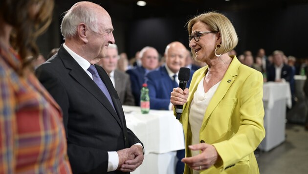 Johanna Mikl-Leitner mit Vorgänger Erwin Pröll bei der Präsentation der neuen „ÖVP-Missionen“. ...