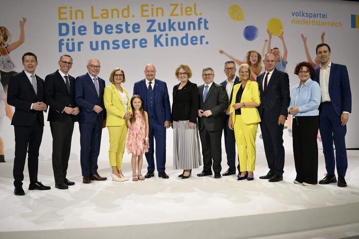 Das Regierungsteam der ÖVP Niederösterreich mit den Partei-Ehrengästen.