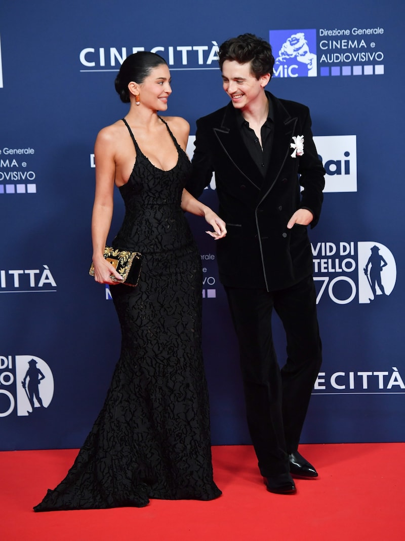 Immer wieder tauschten Kylie Jenner und Timothée Chalamet am Red Carpet verliebte Blicke. (Bild: Vincenzo Landi / PA / picturedesk.com)