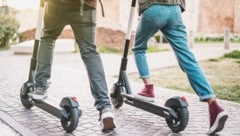 In Österreich gibt es für Erwachsene keine Helmpflicht am Fahrrad oder E-Scooter. Positiv fallen Eltern mit E-Lastenfahrrädern samt Kindern auf, die in der Regel mit Helm unterwegs sind.  (Bild: Mirko Vitali - stock.adobe.com)