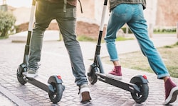 In Österreich gibt es für Erwachsene keine Helmpflicht am Fahrrad oder E-Scooter. Positiv fallen ...