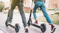 In Österreich gibt es für Erwachsene keine Helmpflicht am Fahrrad oder E-Scooter. Positiv fallen ...