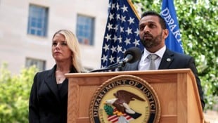 US-Justizministerin Pam Bondi und FBI-Direktor Kash Patel (Bild: AFP/KAYLA BARTKOWSKI)