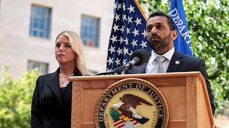 US-Justizministerin Pam Bondi und FBI-Direktor Kash Patel (Bild: AFP/KAYLA BARTKOWSKI)