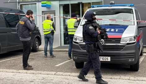 Nach dem Raub war ein Großaufgebot der Polizei vor Ort. (Bild: ZOOM Tirol)