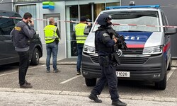 Der Überfall in Fügen rief ein Polizei-Großaufgebot auf den Plan.