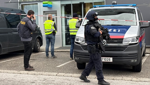 Nach dem Raub war ein Großaufgebot der Polizei vor Ort.
