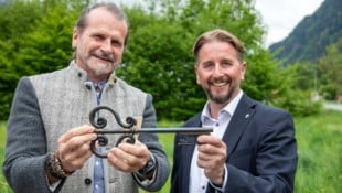 Herbert Bitschnau (links) übergibt den Schlüssel an Daniel Sandrell.