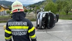Mitglieder der Feuerwehr Hadersdorf waren rasch an der Unfallstelle. (Bild: BFVMZ/FF Hadersdorf)