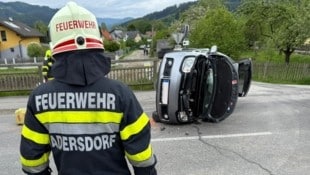 Mitglieder der Feuerwehr Hadersdorf waren rasch an der Unfallstelle. (Bild: BFVMZ/FF Hadersdorf)