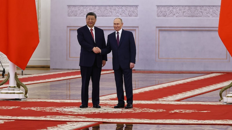 Xi Jinping mit Russlands Präsident Wladimir Putin (Bild: AP/Evgenia Novozhenina)