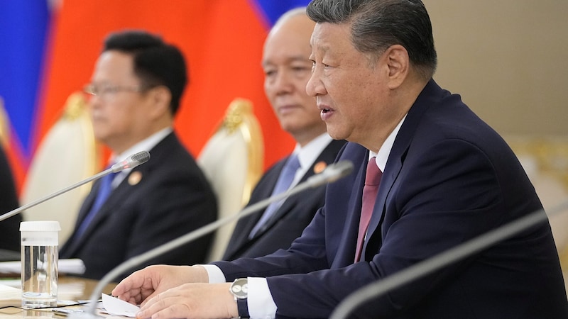 Je mehr sich Russland mit dem Westen entzweit hat, desto mehr setzt es auf seine strategische Partnerschaft mit China. Im Bild rechts: Chinas Staats- und Parteichef Xi Jinping  (Bild: EPA/PAVEL BEDNYAKOV / POOL)