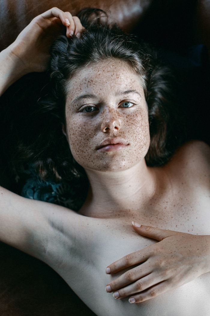 Im Fokus steht der Mensch ohne Filter – ohne Make-up und Kleidung.