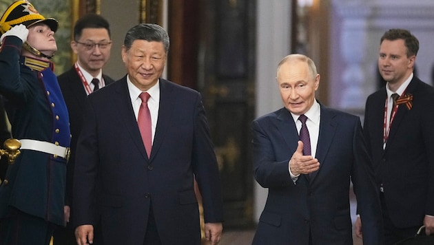 Weltkriegsgedenken und bilaterale Gespräche: Chinas Staats- und Parteichef Xi Jinping mit Russlands Präsident Wladimir Putin (Bild: EPA/PAVEL BEDNYAKOV / POOL)