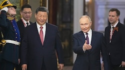 Weltkriegsgedenken und bilaterale Gespräche: Chinas Staats- und Parteichef Xi Jinping mit Russlands Präsident Wladimir Putin (Bild: EPA/PAVEL BEDNYAKOV / POOL)