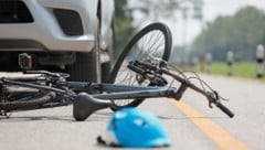 Der junge Radfahrer wurde schwer, der Autolenker leicht verletzt. (Symbolbild)