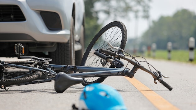 Beim Abbiegen erfasste der Lkw-Lenker eine 68-jährige Radfahrerin (Symbolbild). (Bild: toa555 - stock.adobe.com)