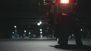 Bis über die Landesgrenzen hinaus verfolgte das Opfer den Wagen. (Bild: Dmitriy - stock.adobe.com)
