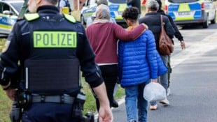 Mit mehr Polizisten an den deutschen Außengrenzen und strengeren Regeln will der neue Innenminister Alexander Dobrindt (CSU) für einen Rückgang der illegalen Migration sorgen. (Bild: AFP/JENS SCHLUETER)