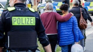 Die deutsche Regierung setzt den Familiennachzug von bestimmten Migrantinnen und Migranten aus. Auch Einbürgerungen sollen künftig erschwert werden (Symbolbild). (Bild: AFP/JENS SCHLUETER)