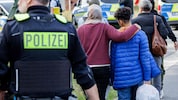 Die deutsche Regierung setzt den Familiennachzug von bestimmten Migrantinnen und Migranten aus. Auch Einbürgerungen sollen künftig erschwert werden (Symbolbild). (Bild: AFP/JENS SCHLUETER)
