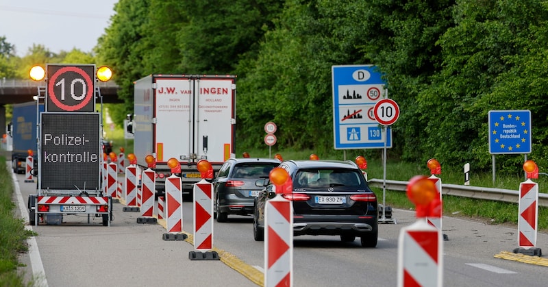 Verschärfte Kontrollen an deutschen Grenzen (Bild: EPA/RONALD WITTEK)