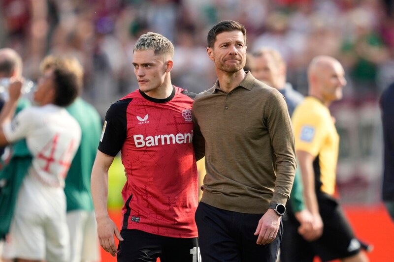 Florian Wirtz (li.) und Xabi Alonso – vermutlich sehr bald kein Team mehr (Bild: AP)