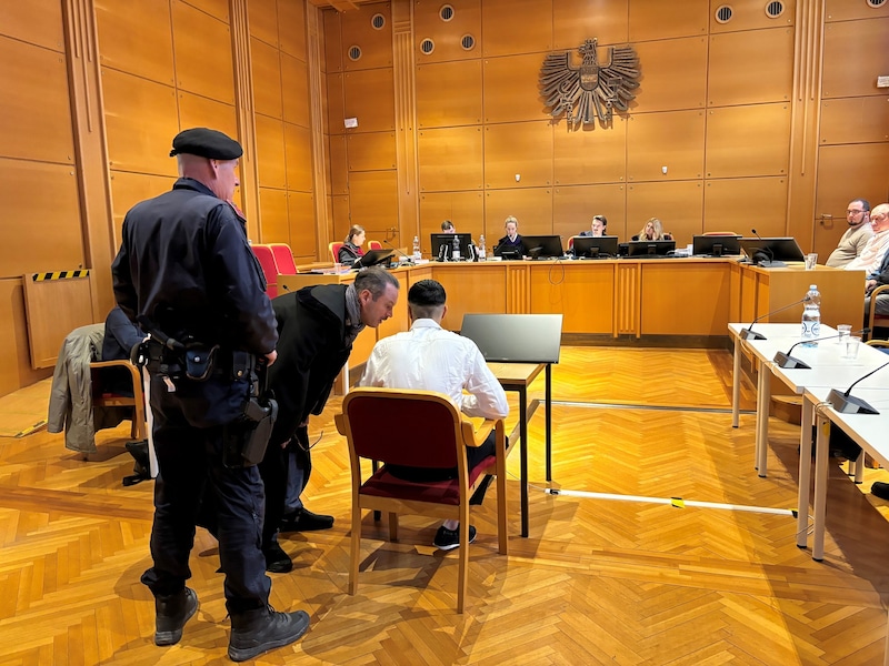 Anwalt Andreas Mauhart besprach mit seinem Mandanten die Verteidigungsstrategie (Bild: Gantner Christoph)