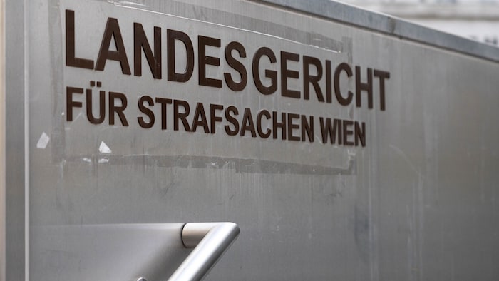 Ins Wiener Landl kam der Akademiker zu spät. Die Ladung hätte der 68-Jährige nämlich ...