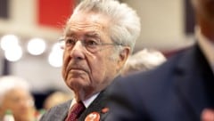 Alt-Bundespräsident Heinz Fischer fordert, dass man „nicht wegschauen“ sollte, was im Gazastreifen passiert. (Bild: APA/TOBIAS STEINMAURER)