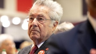 Alt-Bundespräsident Heinz Fischer fordert, dass man „nicht wegschauen“ sollte, was im Gazastreifen passiert. (Bild: APA/TOBIAS STEINMAURER)