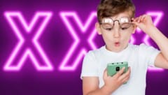 Kinder geraten online durchschnittlich im Alter von zwölf Jahren mit expliziten Inhalten in Kontakt. (Bild: Krone KREATIV/Яна Солодкая, Дмитрий Майер – stock.adobe.com)