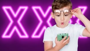 Kinder geraten online durchschnittlich im Alter von zwölf Jahren mit expliziten Inhalten in Kontakt. (Bild: Krone KREATIV/Яна Солодкая, Дмитрий Майер – stock.adobe.com)