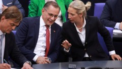 Tino Chrupalla und Alice Weidel verkaufen die Stillhaltezusage als „Teilerfolg“. (Bild: EPA/CLEMENS BILAN)