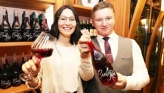 Julian Dopler verkostet mit Freundin Julia seinen „Cool Red“. (Bild: Reinhard Judt)