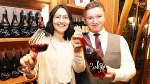 Julian Dopler verkostet mit Freundin Julia seinen „Cool Red“. (Bild: Reinhard Judt)