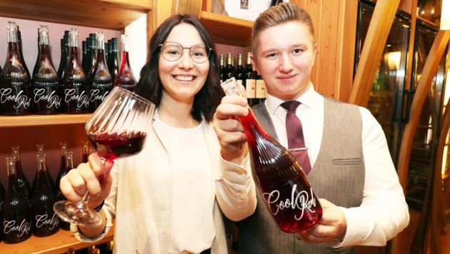 Julian Dopler verkostet mit Freundin Julia seinen „Cool Red“. (Bild: Reinhard Judt)