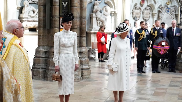 Prinzessin Kate und Königin Camilla beim Grab des unbekannten Soldaten, der für alle gefallenen britischen Soldaten steht.  (Bild: AFP/JORDAN PETTITT)