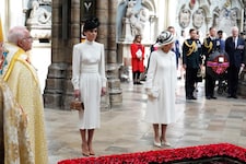 Prinzessin Kate und Königin Camilla beim Grab des unbekannten Soldaten, der für alle gefallenen britischen Soldaten steht.  (Bild: AFP/JORDAN PETTITT)