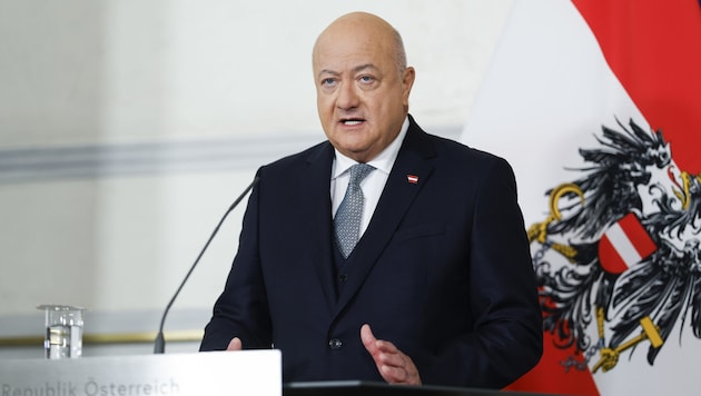 Bundeskanzler Christian Stocker (ÖVP) betonte die historische Verantwortung Österreichs. Zu wenige hätten einst den Mut gehabt, gegen autoritäre Ideologien und Hass aufzustehen. (Bild: APA/ANDY WENZEL)