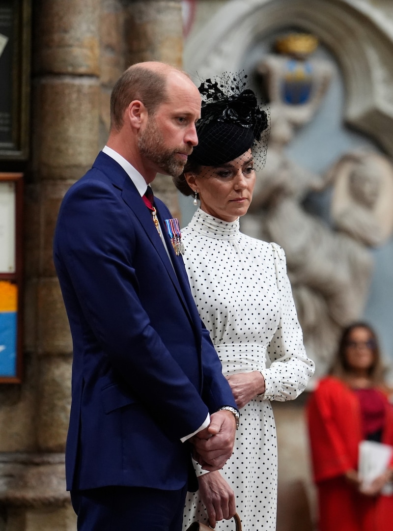 Prinz William und Prinzessin Kate beim Gottestdienst in der Westminster Abbey (Bild: AP/Jordan Pettitt)